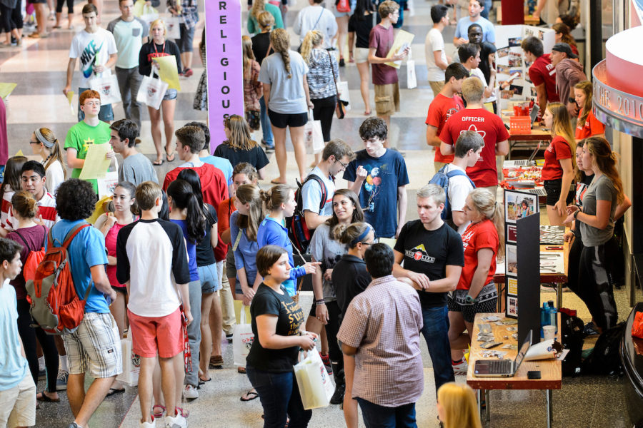 Photo of students networking at 2015 student org fair at the Kohl Center.